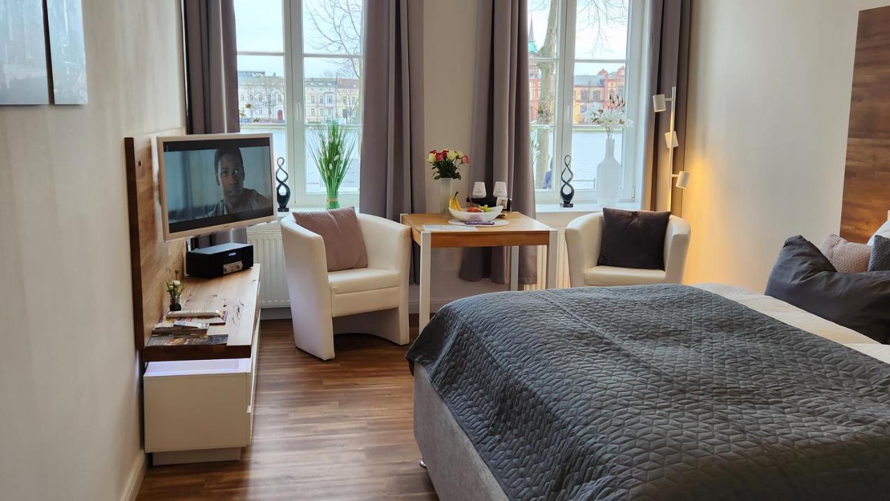 Das Ferienapartment Alexandrine Direkt Am Pfaffenteich Mit Eigenem Parkplatz Schwerin  Esterno foto