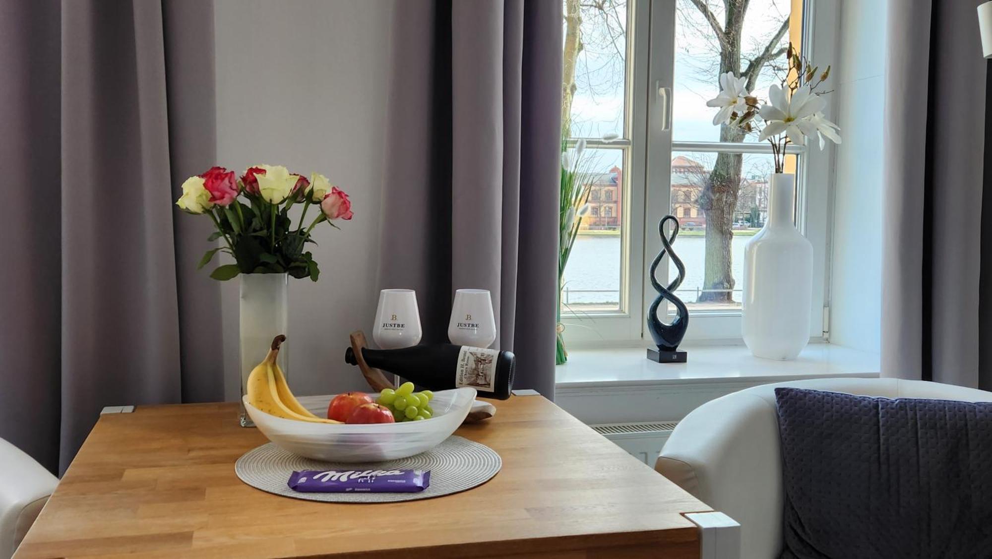 Das Ferienapartment Alexandrine Direkt Am Pfaffenteich Mit Eigenem Parkplatz Schwerin  Camera foto